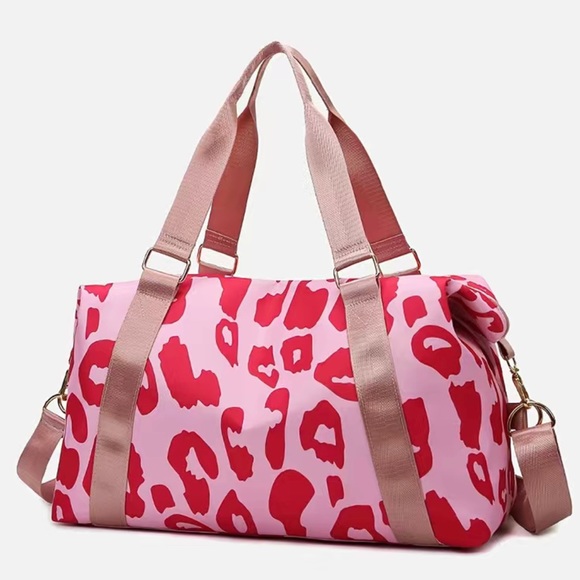 NWT pink leopard print duffel bag 💕 - Picture 2 of 3